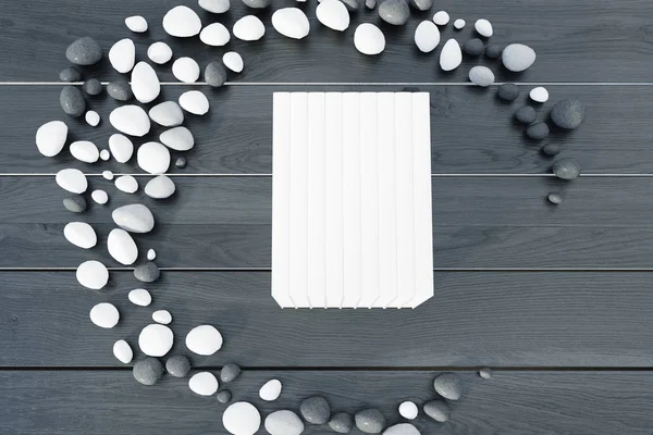 Stapel witte boeken op een grijze tafel — Stockfoto