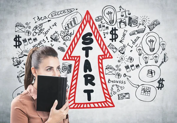 Kadın bir planlayıcısı ile yüz kapsayan yukarı ok başlamak