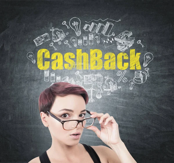 Verrast vrouw opstijgen bril, cashback — Stockfoto