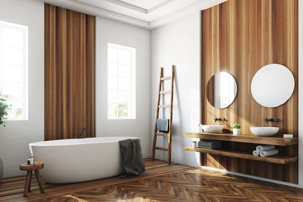 Ванная комната белая и деревянная, белая туба — стоковое фото