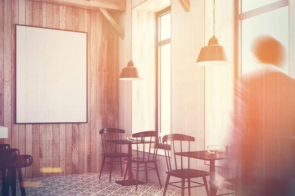 Ahşap bar, beyaz stand ve tonda tabloları yan