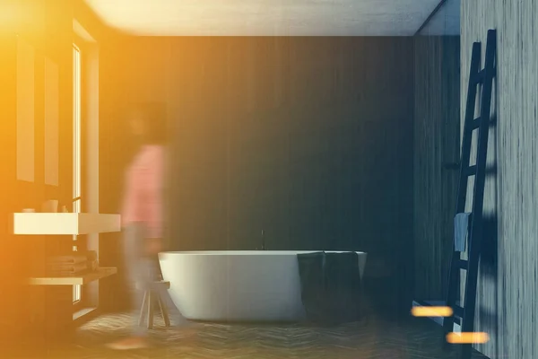Siyah ve ahşap banyo, beyaz küvet, kız — Stok fotoğraf
