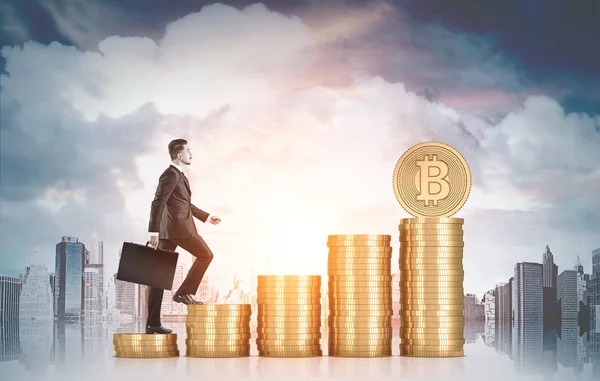 Geschäftsmann klettert auf Stapel von Bitcoins, Stadt — Stockfoto