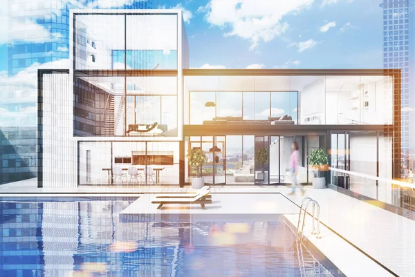 Tonda bir yüzme havuzu bulunan büyük beyaz ev