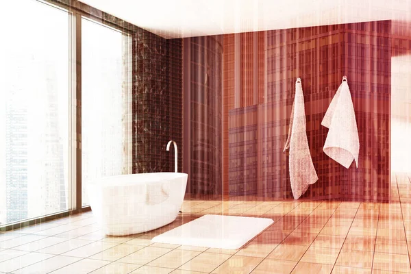 Siyah Mermer ve ahşap banyo, beyaz küvet tonda