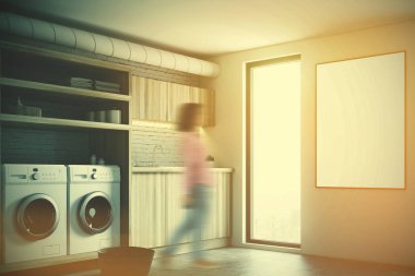 Beyaz Çamaşırhane Oda gri çamaşır makineleri yan kız