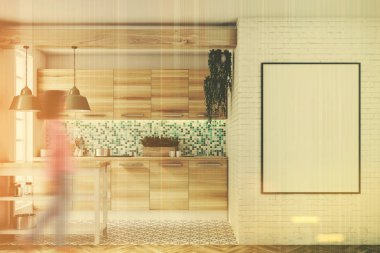 Yeşil mozaik mutfak, ahşap konsolları, poster, kız