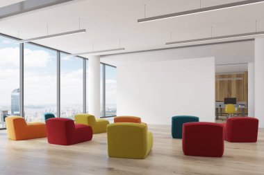 Renkli koltuklar office sınıf köşesinde