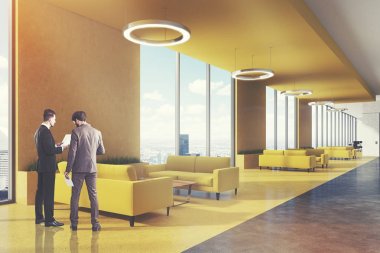 Office, sarı kanepeler, erkekler alanında bekliyor