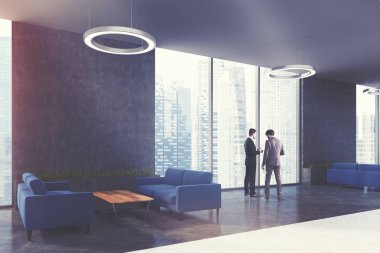 Office, erkekler mavi kanepeler, köşe alanında bekliyor
