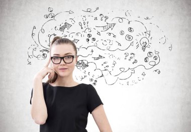 Ciddi iş kadını, gözlük, iş sorular