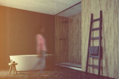 Siyah ve ahşap banyo, beyaz küvet köşe, kız