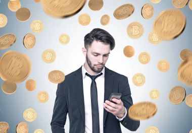 Sakallı işadamı seyir telefon bitcoin yağmur