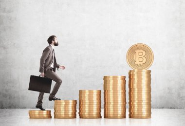 Bitcoins yığınları tırmanma işadamı sakallı