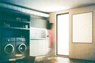 Çamaşır odası, çamaşır makineleri, poster, kız gri