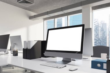 Beyaz ekran bilgisayar monitör ofis