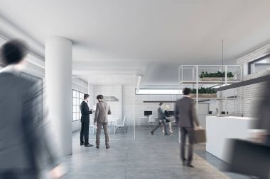 Tuğla ofis bir resepsiyon ve sütunlar, insanlar ile