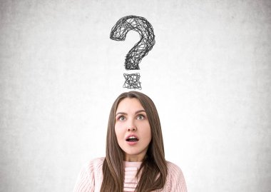 Pembe, soru işareti hayretler içinde kadın