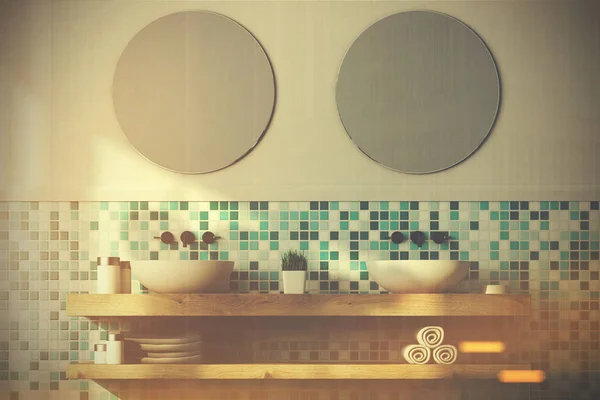 Wnętrze zielony łazienka, podwójną umywalkę, stonowanych — Zdjęcie stockowe