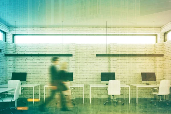 Beyaz tuğla açık alan ofis, insanlar