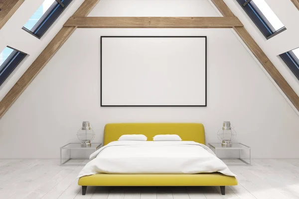 Інтер'єр білої горищної спальні, жовте ліжко, плакат — стокове фото