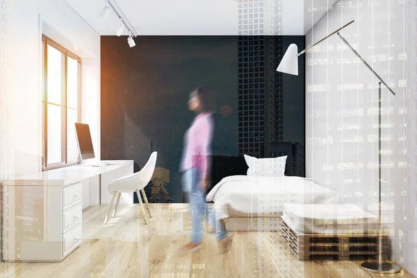 Siyah yatak odası, bilgisayar ve poster, kız