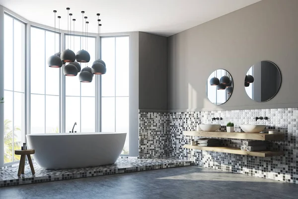Сірий інтер'єр ванної кімнати, ванна і раковина, сторона — стокове фото