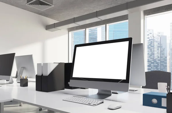 Bílá obrazovka monitor počítače v kanceláři — Stock fotografie