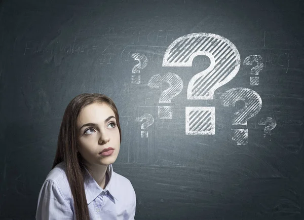 Rüya gibi genç kadın ve soru işaretleri