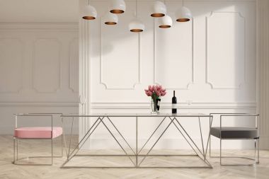 Beyaz yemek odası, pembe ve gri sandalyeler