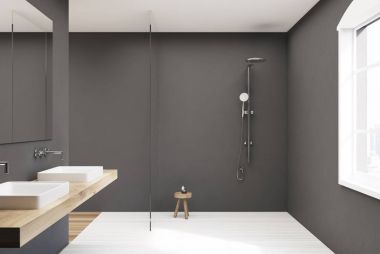 Gri banyo, çift lavabo ve duş