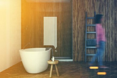 Beyaz ve ahşap banyo, beyaz küvet, duş, kız