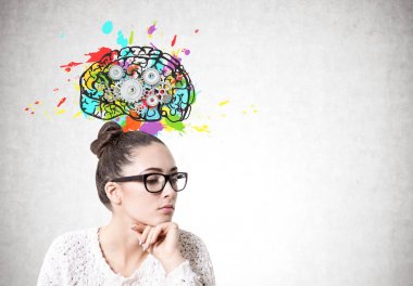 Gözlük, beyin, teneke adam dalgın genç kadın