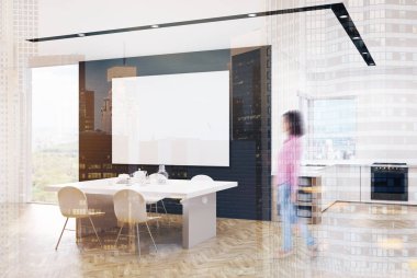 Lüks bir mutfak, kadında poster