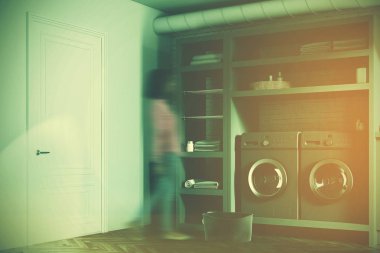 Tuğla Çamaşırhane Oda gri çamaşır makineleri yan kız