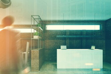 Tuğla ofis, beyaz resepsiyon masası, adam