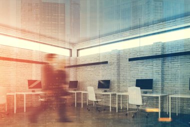 Beyaz tuğla alan tarafında office, insanlar aç