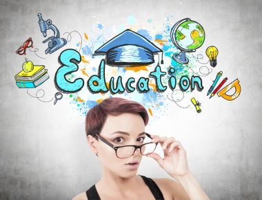 Gözlük eğitim simgeler alarak sürpriz kadın