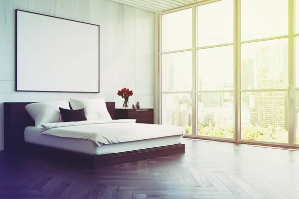 Białe drewniane sypialnia z plakatu, po stronie stonowanych — Zdjęcie stockowe