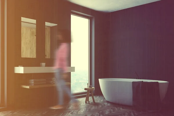 Banheiro cinza, banheira branca, canto, mulher — Fotografia de Stock