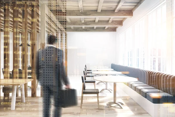 Gri kanepe, bir işadamı ile ahşap kafe