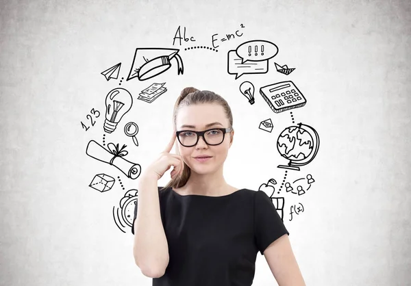 Mujer de negocios seria, gafas, educación — Foto de Stock