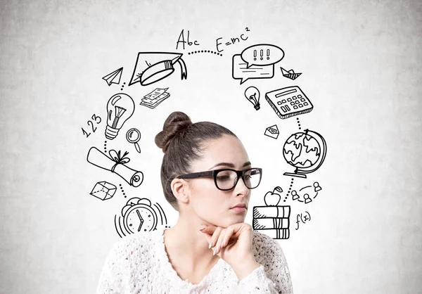 Dalgın genç kadın gözlük, eğitim