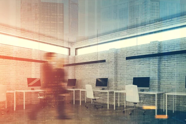 Beyaz tuğla alan tarafında office, insanlar aç