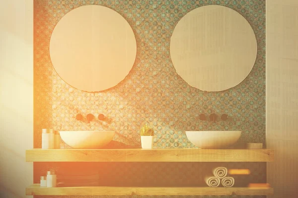 Mavi ve beyaz banyo, çift lavabo tonda