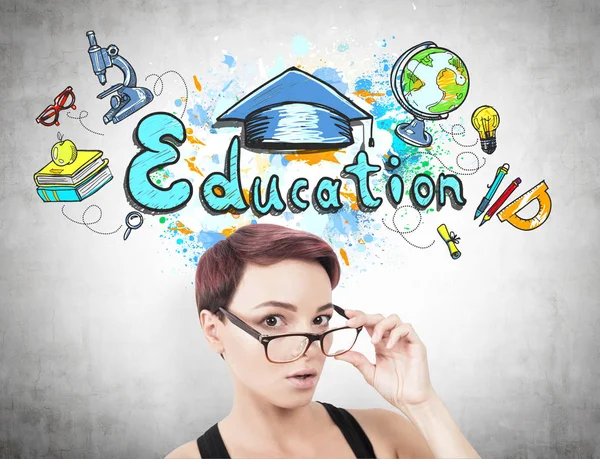 Gözlük eğitim simgeler alarak sürpriz kadın