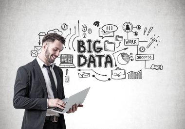 Bir dizüstü bilgisayar, büyük veri ile gülümseyen iş adamı