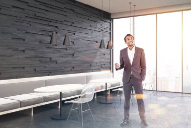 Kafe iç, gri kanepeler, adam, çift siyah