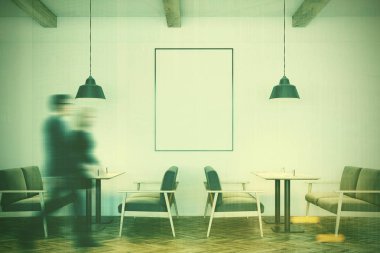 Beyaz Cafe iç, gri kanepeler, poster, insanlar