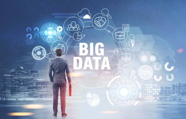 İşadamı bavul, gece şehirde büyük veri ile